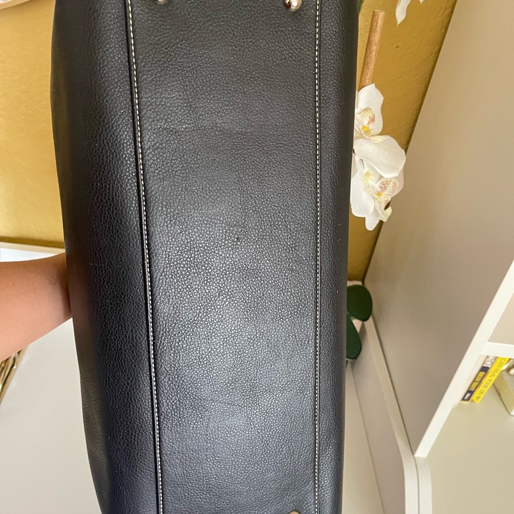 Elegant Black Tod's Leather Handbag - Picture 4 of 12